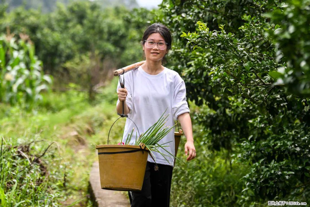 全网追的“扁担女孩”,找了一份暑假工,时薪12元 - 崇左生活资讯 - 崇左28生活网 chongzuo.28life.com